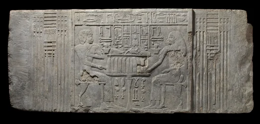 O sacerdote Sheri e sua esposa Khenteyetka, com oferendas funerárias, do túmulo de Sheri, Saqqara, Old Kingdom (calcário)