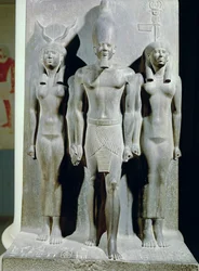 Tríade de Menkaure (Mycerinus) com a deusa Hathor e a deusa do nome Aphroditopolis, tirada do Vale do Templo da Pirâmide de Menkaure em Giza, Old Kingdom, c.2529 aC (xisto) (ver