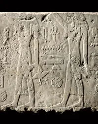 Detalhe do relevo de Pehenuka, Reino Antigo, 2465-2323 aC (calcário) (ver também 440565, 440566, 440559 e 440564)