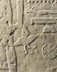 Detalhe do relevo de Pehenuka, Reino Antigo, 2465-2323 aC (calcário) (ver também 440560, 440566, 440559 e 440564)