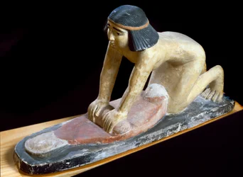 Antiquidade egípcia: "Cereais egípcios esmagados para fazer pão" Figurine. 5ª Dinastia. 2400 AC. Florença, Museo Archeologico.