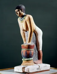 Antiquidade egípcia: "Cevada egípcia de trabalho para fazer cerveja" Figurine. 5ª Dinastia. 2400 AC. Florença, Museo Archeologico - Antiguidades egípcias: Mulher egípcia a filtrar pão de cevada para fazer cerveja. Figurino. 5ª dinastia. 2400 AC. M Arqueoló