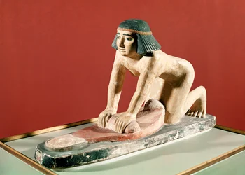 Modelo de uma mulher a moer cereal, Império Antigo (pedra policromada)