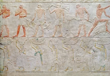 Relevo retratando pessoas levando oferendas de comida, do Mastaba de Akhethotep, Reino Antigo, c.2400 aC (calcário pintado)