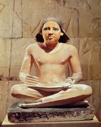 Escriba sentado de pernas cruzadas segurando um rolo de papiro, de Saqqara, Antigo Reino c.2475 aC (calcário)