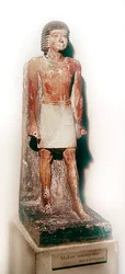 Estátua de um homem em pé com um shenti branco (calcário pintado)