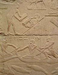 Relevo retratando um homem cuidando de um leitão recém-nascido e homens em barcos de papiro, do Mastaba de Kagemni, Reino Antigo (calcário pintado)