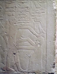 Relevo representando uma cena de circuncisão, da Mastaba de Ankh-Ma-Hor "O Túmulo do Médico", Reino Antigo (pedra calcária)