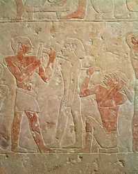 Relevo retratando dois escultores esculpindo uma estátua, da mastaba de Kaemrehu, Saqqara, Império Antigo, c.2325 aC (calcário pintado)