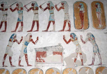 Homens armados e figura em frente a um sarcófago, Vale dos Reis, Luxor