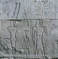 Egito, Tebas Antiga, Luxor, Karnak, alívio do deus Min e Philip III Arrhidaeus no Grande Templo de Amon