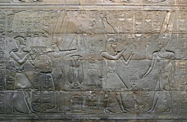 Antiguidade egípcia: o rei Alexandre, o Grande, faz oferendas ao deus Amon-Min. Pormenor de um baixo-relevo. Capela da Barca Sagrada, Templo de Luxor, Egipto.