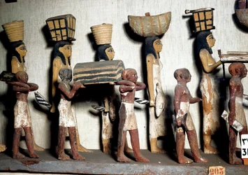 Antiquite egípcio: um grupo esculpido de madeira pintada representando servos com oferendas ao falecido. Cairo, Museu Egípcio