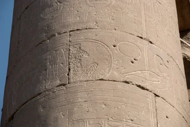 Antiquidade egípcia: detalhe de uma coluna com cartucho apagado por causa da "damnatio memoriae", apagamento dos cartuchos de alguns faraós considerados heréticos pelos seus sucessores, Templo de Luxor. East Bank (Tebas), Egito