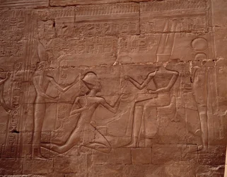 Antiquite egípcio: relevo decorando as paredes do templo de Karnak (Karnac), Egito.