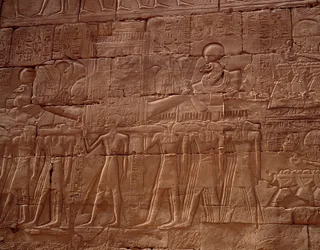 Antiguidade egípcia: alívio do templo de Karnak (Karnac), Luxor, Egipto