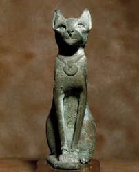 Antiguidade egípcia: a deusa gata Bastet. Escultura em bronze. Museu Egípcio, Turim, Itália