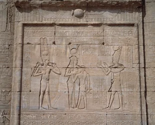 Antiguidade egípcia: vista dos baixos relevos do templo da deusa Hathor em Denderah