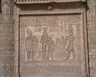 Antiguidade egípcia: vista dos baixos relevos do templo da deusa Hathor em Denderah