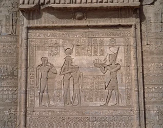 Antiguidade egípcia: vista dos baixos relevos do templo da deusa Hathor em Denderah