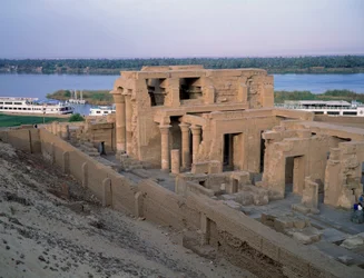 Antiquidade egípcia: vista do templo de Kom Ombo. Século II a.C. Assuão. Egito