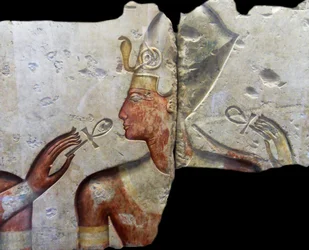 O rei Ramsés II, entre os deuses. Provém do pequeno templo construído pelo rei Ramsés II em Abydos. Cerca de 1275 a.C. (XIX dinastia) (pedra calcária pintada)