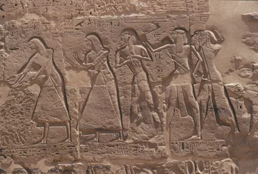 Alívio de escriba e cativa no templo fortificado de Ramsés III em Medinet Habu