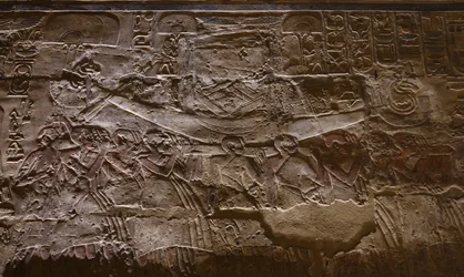 Escravos carregando um barco, Templo de Luxor (relevo)