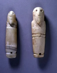 Etiquetas com cabeças masculinas barbudas (marfim)