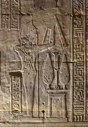 O Faraó e os seus atributos, Templo de Hórus em Edfu