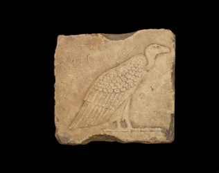 Um bloco com um abutre em pé em um rosto e uma coruja no outro lado, ambos em baixo relevo, período ptolemaico, 305-30 aC (calcário)