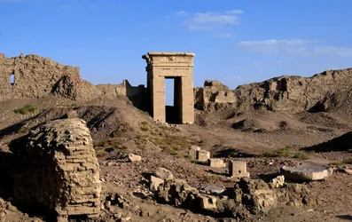 Antiguidade Egípcia: Vista do Arco da Porta Norte, Templo de Hathor, Denderah, Egipto