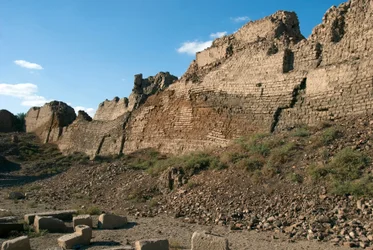 Antiquite egípcia: Paredes que protegem o local do templo dedicado a Hathor, Denderah, Egipto.