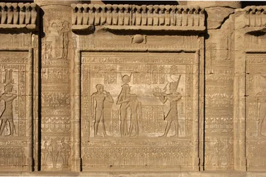 Antiquidade egípcia: Mammisi romano comemorando o nascimento de Ihy, filho de Ísis. Templo de Hathor, Denderah, Egipto.