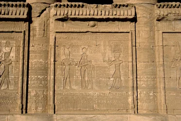 Antiquidade egípcia: Mammisi romano comemorando o nascimento de Ihy, filho de Ísis. Templo de Hathor, Denderah, Egipto.