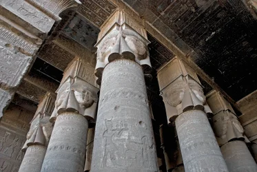 Antiquite egípcio: vista parcial da sala do hipostilo com colunas decoradas com a representação da deusa Hathor. Templo de Hathor, Denderah, Egito