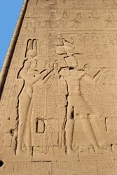 Antiquite egípcio: relevo da parede traseira do templo dedicado à deusa Hathor representando Cleopatre e Cesarion. Denderah, Egito