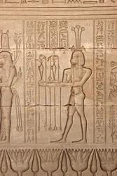 Antiguidade egípcia: representação de um homem trazendo ofertas como homenagem à deusa, Templo de Hathor, Denderah, Egito