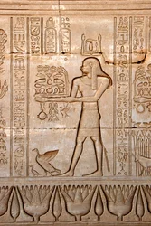 Antiquite egípcia: representação de um homem trazendo oferendas à deusa Hathor, Templo de Hathor, Denderah, Egito - Civilização egípcia: um homem trazendo oferendas à deusa Hathor, esculpidas na parede do Templo de Hathor (ou Templo do Tentyra) em Denderah