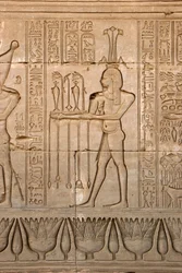 Antiguidade egípcia: representação do deus do Nilo, Hapy e hieróglifos, Templo de Hathor, Denderah, Egito - Civilização egípcia: o deus do Nilo, Hapy e hieróglifos esculpidos na parede do Templo de Hathor (ou Templo do Tentyra) em Denderah,