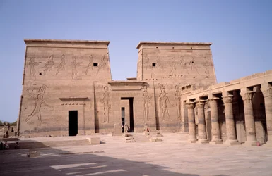 Antiquite egípcio: vista da entrada do templo de Edfu (Edfu) dedicado ao divinita Horus e construído entre 237 e 57 aC. Egito