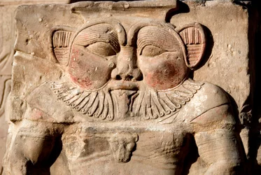 Antiquitis egípcio: a divindade Bes. Detalhe de um baixo relevo do templo dedicado à deusa Hathor. Templo de Hathor, Dendera