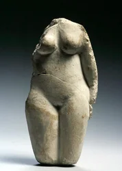 Figura feminina (calcário)