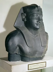 Fragmento de uma estátua de estilo egípcio de Ptolomeu I, 305-283 aC (basalto)