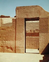 Porta de entrada para o terceiro corredor hipostilo