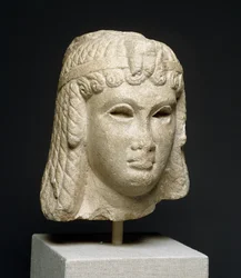 Cabeça de uma rainha usando uma peruca pesada, possivelmente Cleópatra VII (69-30 AC) (mármore)