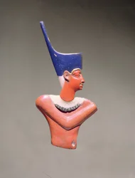 Figura de embutir de um rei (vidro opaco com traços de douração)