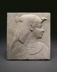Placa de alívio representando uma rainha ou deusa, período ptolomaico