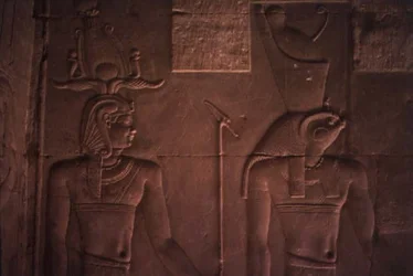 Relevo representando Ptolomeu XII (c.112-51 AC) e Horus (pedra)