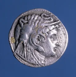 Moeda de prata com a efígie de Ptolemeu I Sóter (367 a.C. - 283 a.C.), rei do Egito.